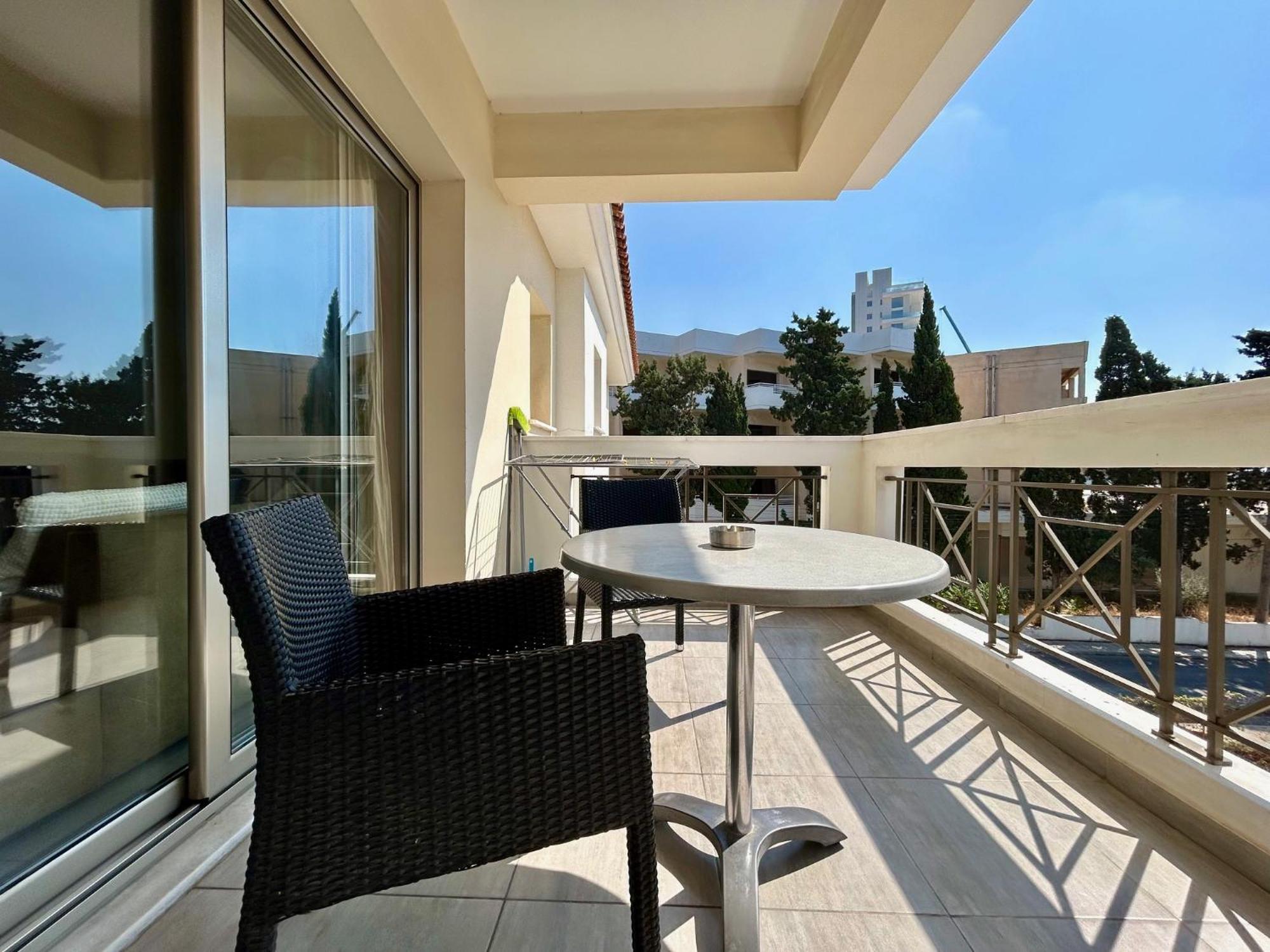 Sun Julz Apartments On The Beach Paphos Exterior foto