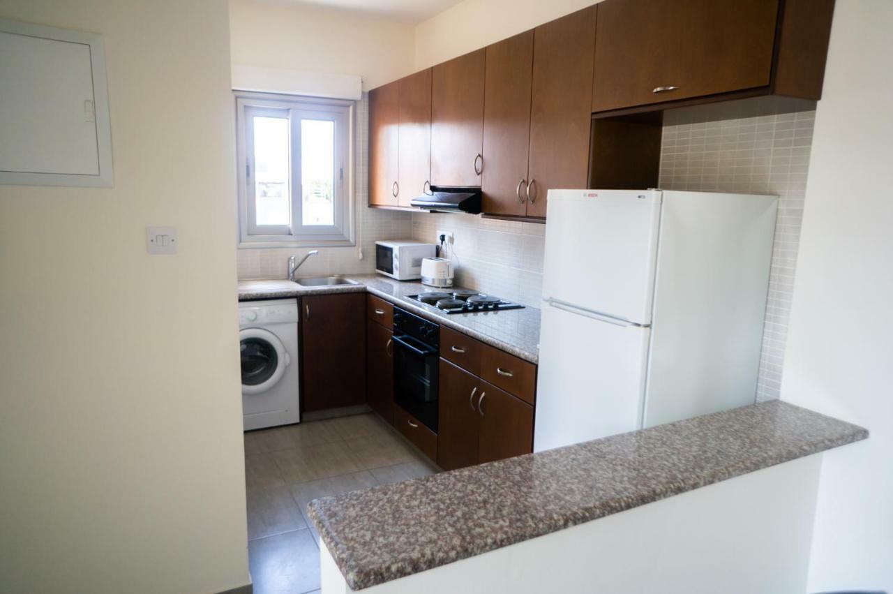 Sun Julz Apartments On The Beach Paphos Exterior foto