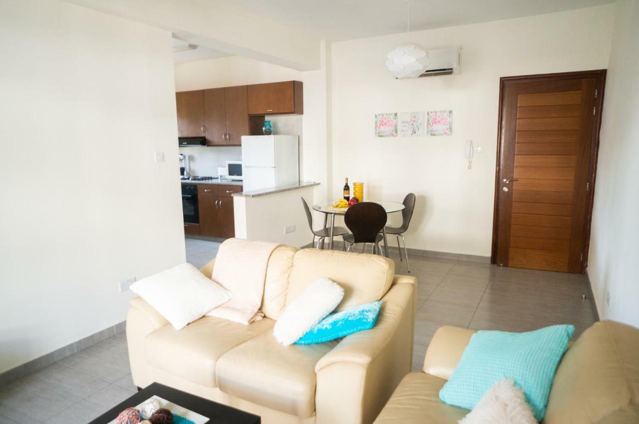 Sun Julz Apartments On The Beach Paphos Exterior foto