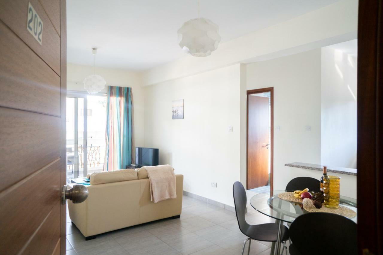 Sun Julz Apartments On The Beach Paphos Exterior foto